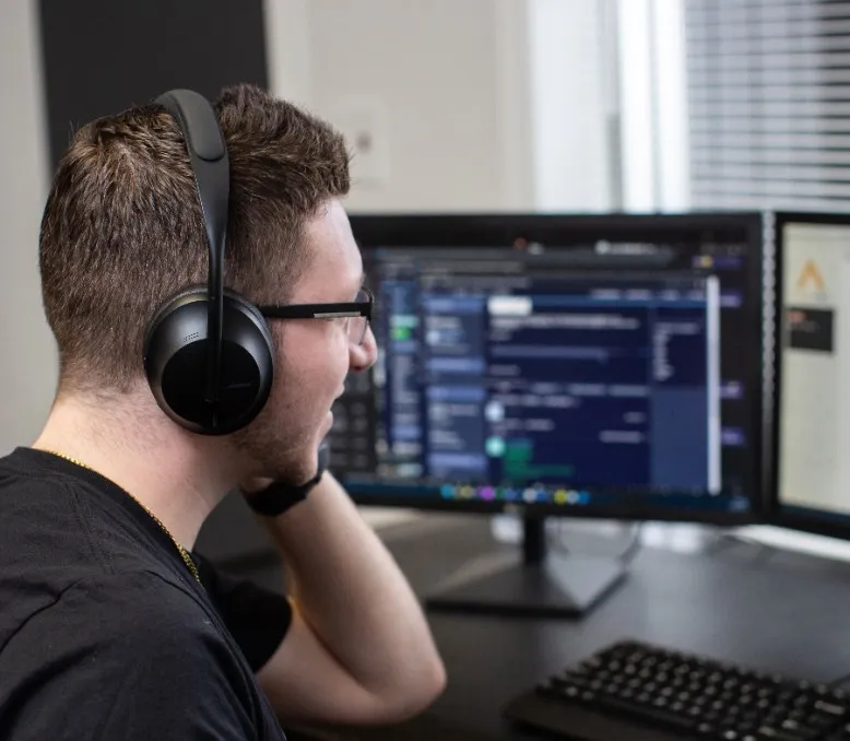 IT Technician talking with customer by compter